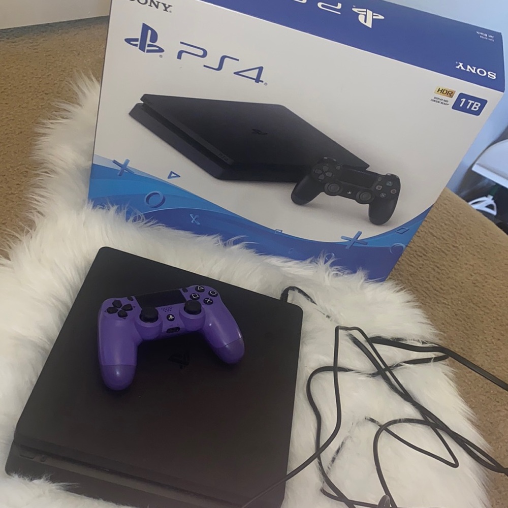*** PLAYSTATION 4 *** with purple controller 💜